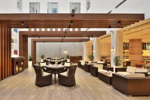 een lobby met banken en een tafel en stoelen bij Fairfield by Marriott Amritsar in Amritsar