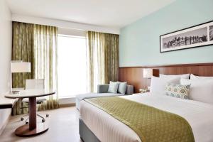 Cama ou camas em um quarto em Fairfield by Marriott Indore