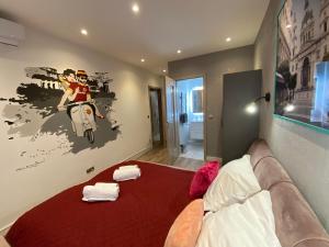 una camera con un letto con una coperta rossa di BudapestStyle Residence Free Parking a Budapest