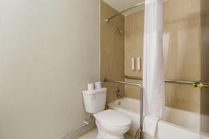 Bathroom sa Clarion Pointe Lake Jackson - Clute