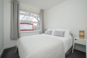 Una cama o camas en una habitación de Dwellcome Home Ltd 5 Double Bedroom 2 and a half Bathroom Aberdeen House, Free Drive Parking, Garden, Fast WIFI, lovely quiet street, Ideal for long term contractor, corporate etc stays - see our site for assurance