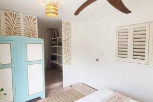 Entire Guest Suite - beach is 1 and half km - Pets Welcome في غولد كوست: غرفة مع خزانة زرقاء وجدار أبيض