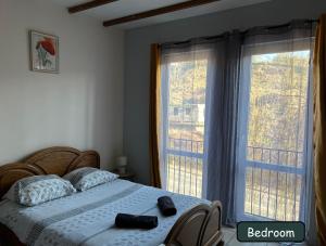 - une chambre avec un lit et une grande fenêtre dans l'établissement Ô Reflets - L'Arizona Dinant - Studio 2 beds - Garden, Free Parking, Dog ok, à Dinant