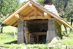 une maison en bois avec un toit en haut dans l'établissement Edelweiss, à Samoëns