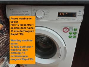 康斯坦察Hostel Florentin camere băi comune acces bucatarie Cheap rooms Smart TV Netflix Constanta kitchen and laundry machine acces fast wifi的白色洗衣机,上面有标志