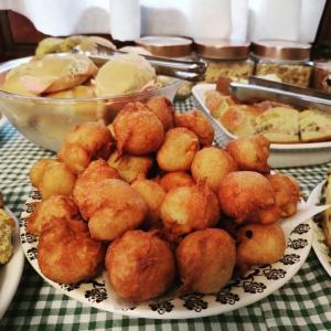 un plato de comida sobre una mesa en Shellter Hotel, en Holambra