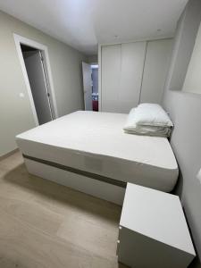 Tempat tidur dalam kamar di Apartamento Recién Reformado en Somo junto iglesia