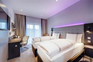 Ліжко або ліжка в номері Premier Inn Regensburg City Centre