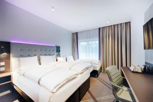 Ліжко або ліжка в номері Premier Inn Regensburg City Centre