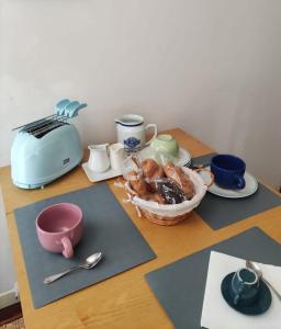 a table with a bowl of food and a toaster at Cairoli20 in Vicenza