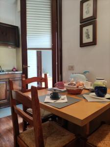 a wooden table with chairs and a dining room at Cairoli20 in Vicenza