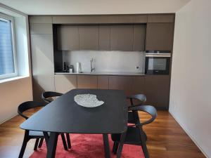 A kitchen or kitchenette at Les Cubes