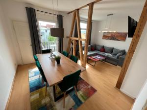 un soggiorno con tavolo e divano di Jena City Apartment, Balkon, sonnig, Wifi, Parkplätze, Nähe Zentrum a Jena