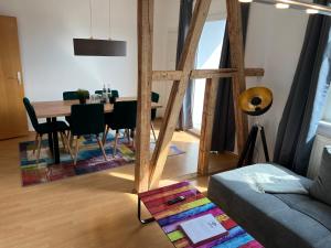 un soggiorno con tavolo e una sala da pranzo di Jena City Apartment, Balkon, sonnig, Wifi, Parkplätze, Nähe Zentrum a Jena