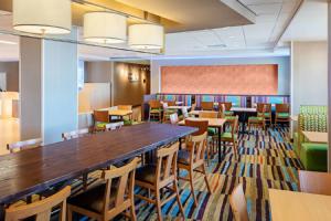 O zonă de relaxare la Fairfield Inn & Suites by Marriott North Bergen