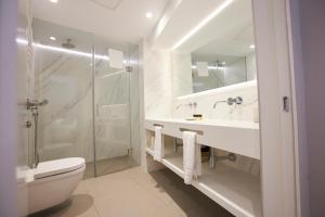 U-Sense Madrid Santa Ana tesisinde bir banyo