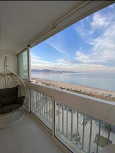 einen Balkon mit Meerblick in der Unterkunft Manhattan apartment in Empuriabrava