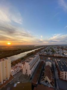 eine Luftansicht einer Stadt mit Fluss und Gebäuden in der Unterkunft Manhattan apartment in Empuriabrava