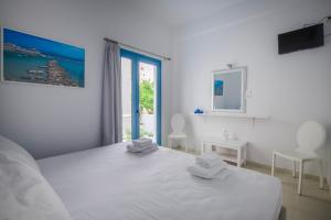 Una cama o camas en una habitación de Porto Bello di Paros