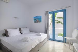 Una cama o camas en una habitación de Porto Bello di Paros