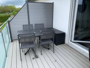 einen schwarzen Tisch und Stühle auf dem Balkon in der Unterkunft 2 Zimmer im Loft style über 2 Etagen in Kelheim