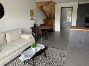 ein Wohnzimmer mit einem Sofa und einem Tisch in der Unterkunft 2 Zimmer im Loft style über 2 Etagen in Kelheim