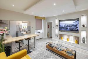 un soggiorno con TV a parete di Craignish Apartments a Falkirk