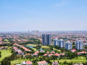 une vue aérienne sur une ville avec de grands bâtiments dans l'établissement The Westin Surabaya, à Surabaya