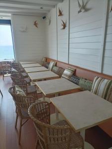 una fila de mesas y sillas en un restaurante en Alba hotel, en Saint-Malo