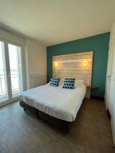 1 dormitorio con 1 cama con 2 almohadas en Alba hotel, en Saint-Malo