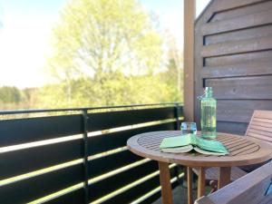 una mesa con una botella de agua en el balcón en Unsereins Hotel, en Bad Steben