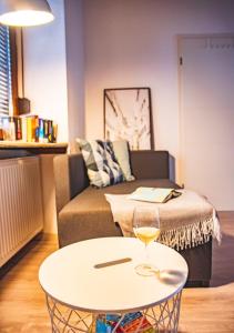 a table with a wine glass on top of a couch at Moderne Wohnung in Neuwied City - fußläufig zum Rhein in Neuwied