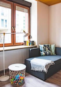 a living room with a couch and a window at Moderne Wohnung in Neuwied City - fußläufig zum Rhein in Neuwied