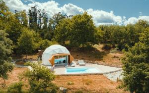 una vista sul soffitto di una casa a cupola con piscina di Pura - Home in Nature a Oliveira do Hospital