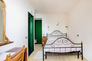 una camera con un letto e una porta verde di Villa Pizzini Mottarone - Restaurant and rooms a Stresa