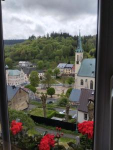 een uitzicht vanuit een raam van een stad met een kerk bij Apartmán Albreit 1 in Jáchymov