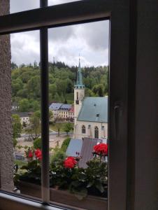 een raam met uitzicht op een kerk bij Apartmán Albreit 1 in Jáchymov