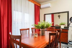 uma sala de jantar com uma mesa de madeira e um espelho em Elia Villa Thassos em Prinos