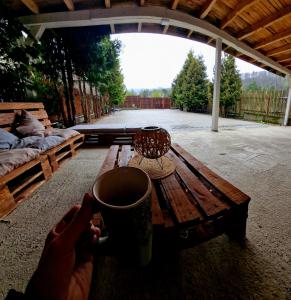 een houten tafel met een kopje erop bij Bunloc House in Braşov