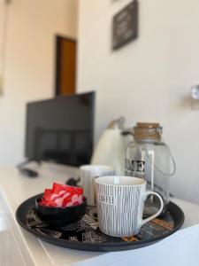 un plato con una taza de café y algunos malvaviscos en La Cupola 129, en Olbia