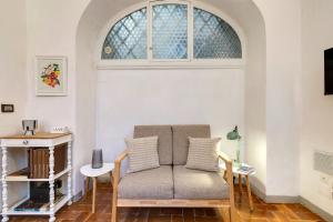 uma sala de estar com um sofá e uma janela em Florence Holiday Homes Ponte Vecchio em Florença