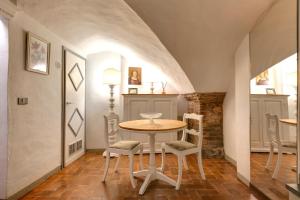 uma sala de jantar com mesa e cadeiras em Florence Holiday Homes Ponte Vecchio em Florença