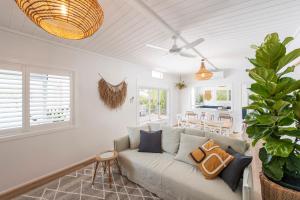 A seating area at Sea Breeze Cottage - oceanstays