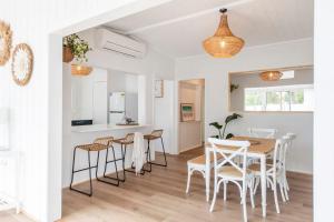 A kitchen or kitchenette at Sea Breeze Cottage - oceanstays