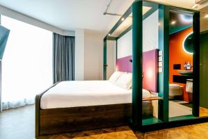 Giường trong phòng chung tại YOTEL Manchester Deansgate