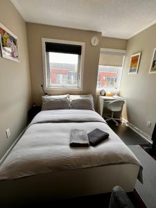 een slaapkamer met een groot bed en 2 handdoeken bij Home in Downtown in Toronto