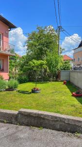 une cour avec un arbre au milieu dans l'établissement Guest House Bosnian House, à Sarajevo