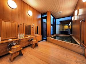 e bagno con vasca, servizi igienici e lavandino. di Ryokan Tanabe a Takayama