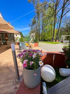 einen großen Blumentopf auf einer Terrasse in der Unterkunft Szafirowy Dwór Hotel & Restauracja in Gliwice