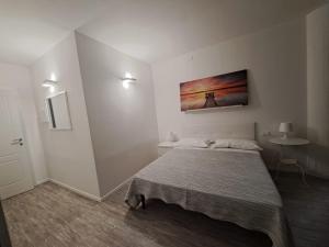 een slaapkamer met een bed en een schilderij aan de muur bij Residence Ferrucci in Prato